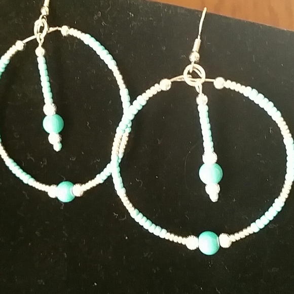 Pretty loop earrings... - Picture 2 of 2